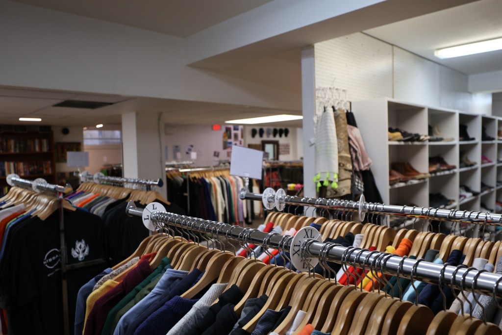 Stalci za odjeću unutar Humane Thrift