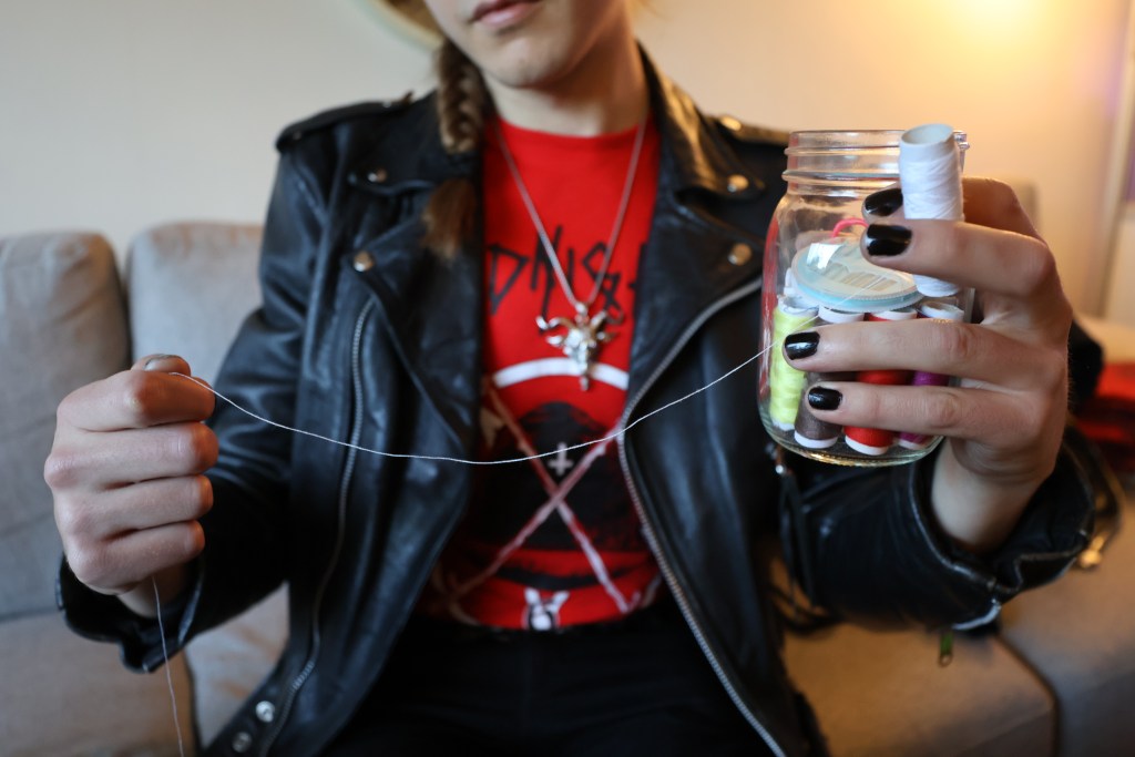 Matthew Pawlak radi na kožnoj jakni