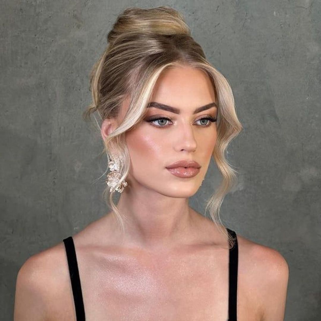 žena s plavokosim updoom 