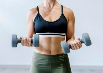 Odbacite teretanu – ovaj 20-minutni trening u stojećem položaju može poboljšati snagu i mišiće cijelog tijela kod kuće