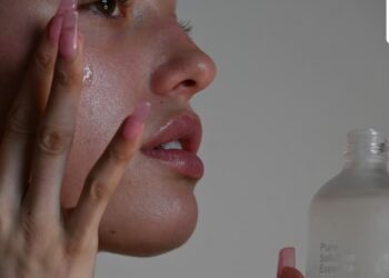 Izbjegnite suhu kožu zimi: Brzi i jednostavni savjeti za liječenje zimske ljuskavosti – čišćenje, hidratacija i više