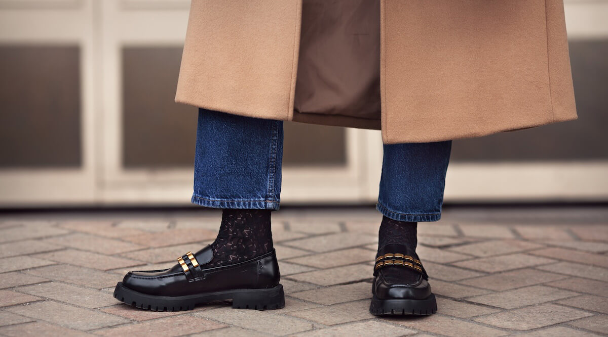 Žena u djedovim mokasinkama