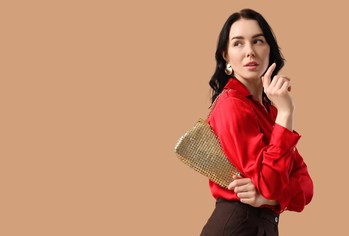 Žena s zlatnom torbom