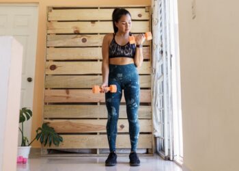 Kako izgraditi jake, mišićave ruke: Stručnjak za trening snage preporučuje ovih pet vježbi s bučicama