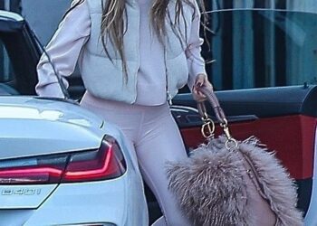 Jennifer Lopez prikazuje svoje poznate obline u dječjoj ružičastoj sportskom odijelu dok ide na trening