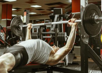 Neurokirurg dijeli ‘savjete koji bi vam mogli spasiti život’ nakon što je 55-godišnji Brazilac preminuo u teretani tijekom bench pressa