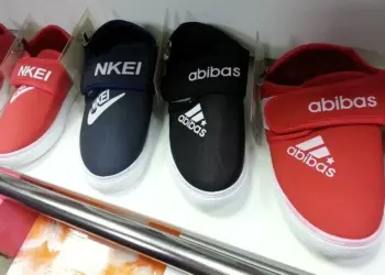 Čak se i vojne uniforme naručuju iz Kine: ruska modna industrija se suočava s padom potražnje i zatvaranjem trgovina