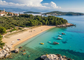 Hrvatski otok s zlatnim pješčanim plažama i 250 mještana koji čuvaju uvale bez automobila, samo 40 minuta od Dubrovnika