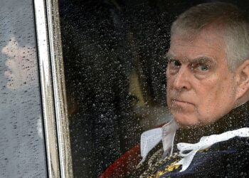 Andrewov luksuzni stil života privlači neželjenu pozornost kraljevskih milijardera