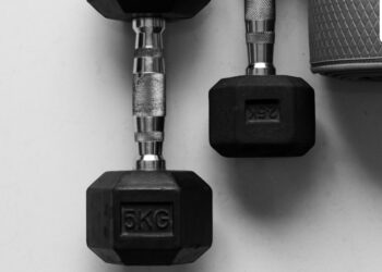 Pravilna tehnika s bučicama za bolje rezultate uz pomoć kondicijskog trenera