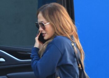 J.Lo je nedavno nosila najpopularniju boju tajica zime 2025.