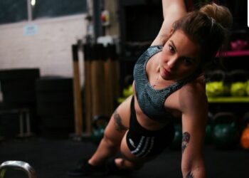 Fitnes trener otkriva 4 ključne stvari za razmatranje tijekom vježbanja ekstenzije gluteusa