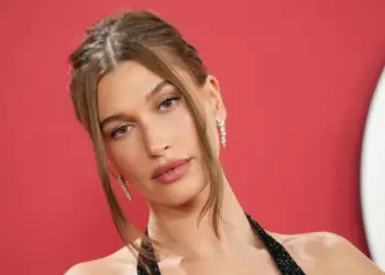 Hailey Bieber debitira s novogodišnjom frizurom zbog vlasnika salona ‘čavlom u lijes’ za Beach Waves