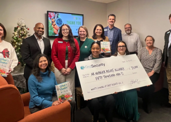 First Security Bank donira 50.000 dolara Arkansas Hunger Relief Alliance od prihoda kuharice