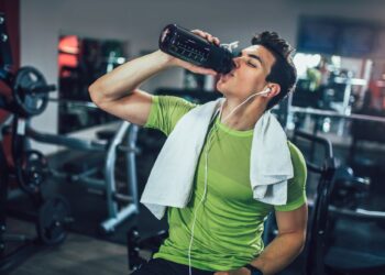 Dodaci prehrani prije vježbanja i povezanost s opasno kratkim snom