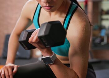 Zaboravite sklekove — ovaj trening s bučicama pomoći će vam da izgradite jači gornji dio tijela i jezgru za samo 30 minuta