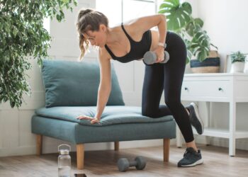 Stručni trener ističe da bi ovaj pokret s bučicama trebao biti ključni dio svake vježbačke rutine — evo zašto