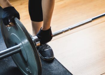 Ovaj viralni pokret s utegom jača vaše gluteuse, ravnotežu i kontrolu kukova – što je ključno za zdravo starenje