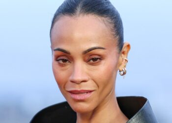 Zoe Saldana (47) oduševila obožavatelje drskim prikazom u crnom donjem rublju za novu fotografiju