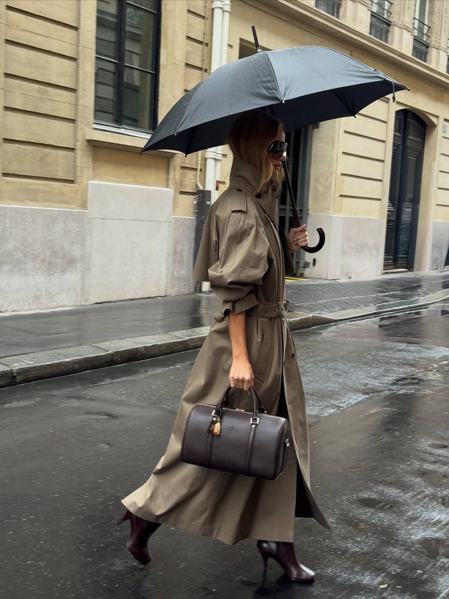 Rosie Huntington-Whiteley u trenčkotu i bordo čizmama.