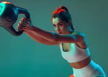 Stručnjak upozorava: Vježbanje u teretani pri visokom AQI-u može donijeti više štete nego koristi, evo što učiniti.