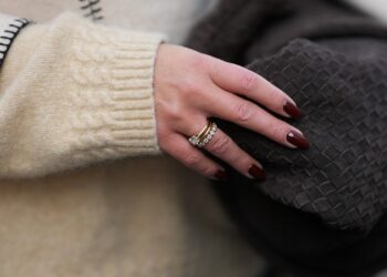 12 savršenih boja za zimske nokte 2025., prema stručnjacima