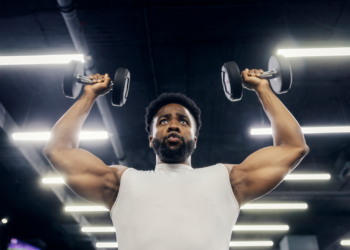 Četiri koraka s bučicama za jačanje snage i kondicije cijelog tijela u 30 minuta