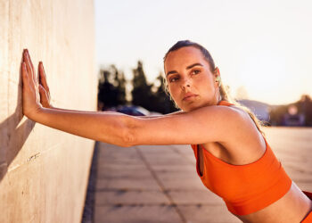 5 svakodnevnih rutina stojećih vježbi koje jačaju snagu nakon 50.