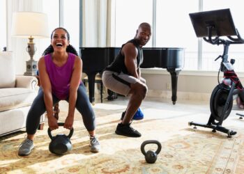 Poboljšajte snagu, kardio i pokretljivost u 10 minuta s ovim krugom s girjama za cijelo tijelo