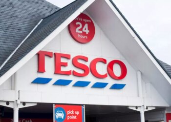 Tesco F&F majica s patentnim zatvaračem za £25 koja je idealna motivacija za teretanu u siječnju