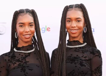 P Diddyjevi blizanci vježbaju s utezima u teretani dok demonstriraju svoju rutinu treninga