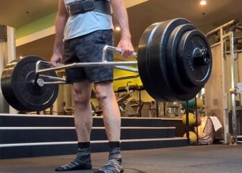 Chris Fowler, dugogodišnji voditelj ESPN-a, zapanjio obožavatelje svojim tijelom nakon mrtvog dizanja od 360 funti u dobi od 63 godine