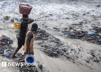 Štedljiva odjeća u Gani: Rabljena odjeća preplavljuje plaže u Gani