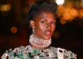 Jodie Turner-Smith stvara neurednu visoku punđu u Couture Chic stilu