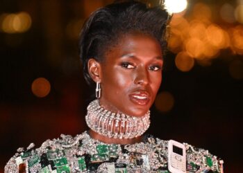 Jodie Turner-Smith stvara neurednu visoku punđu u Couture Chic stilu