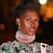 Jodie Turner-Smith stvara neurednu visoku punđu u Couture Chic stilu