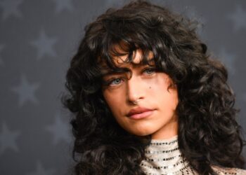 Odessa A’Zion pruža svojim kovrčama tretman cipala