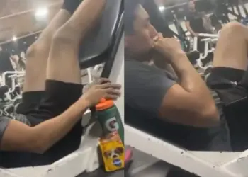 Čovjek konzumira pseću hranu tijekom vježbanja kako bi povećao unos proteina, virusni video ostavlja internet zabrinutim zbog nesigurnih postupaka.