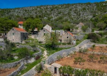 Hrvatski glazbeni fotograf Zoran Orlić se vraća kući nakon 50 godina kako bi pokrenuo prvu hrvatsku uslugu foto-video dokumentacije kulturne baštine.