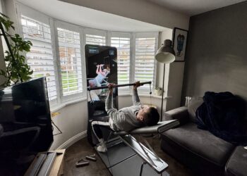 Pregled AEKE Smart Home Gym: moćan digitalni otpor i AI treniranje u zrcalu za fitness