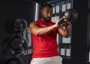 Sve što vam treba je jedna teška girja za izgradnju snage, moći i funkcionalne snage jezgre uz ovaj četveropotezni trening