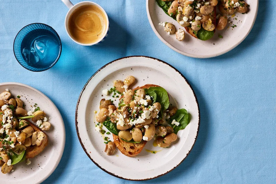 Gljive u fritezi i mahunarke na tostu.