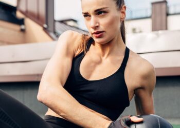 15 najboljih trbušnjak vježbi s utezima za jaču jezgru, od trenera