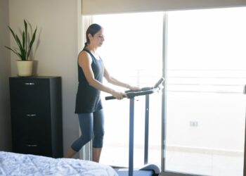 Podignite svoju vježbu hodanja na traci za trčanje na višu razinu uz omiljenu metodu ovog trenera