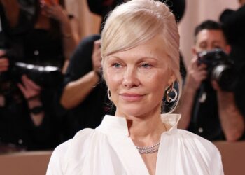 3 moderna trenda šiški za žene preko 50 godina: od šiški na zavjesama do isprekidanih rezova