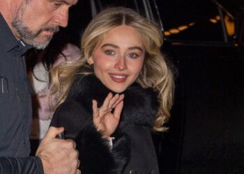 Sabrina Carpenter kombinira slip haljinu s kaputom od krzna
