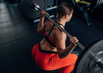 Treneri objašnjavaju klasičnu vježbu za donji dio tijela