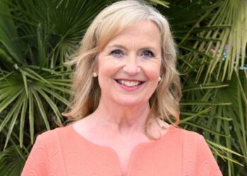 Carol Kirkwood, 63, pokazuje da rano jutro ne ometa očuvanje forme – ovo su njezini redoviti treninzi