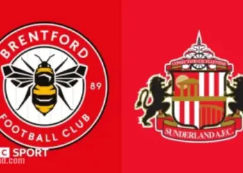 Laura iz mjesta na suncu intenzivno vježba u uskoj teretanoj opremi