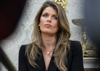 Lindsey Halligan: Fotografije koje pokazuju da njezina šminka nikada ne bi trebala biti snimljena izbliza